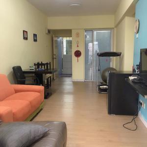 ein Wohnzimmer mit Sofa und Tisch in der Unterkunft Arena Green Stadium Bukit Jalil furnished, air con all rooms in Kuala Lumpur