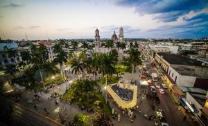 una vista aérea de una ciudad con palmeras y edificios en Hotel Inglaterra en Tampico