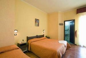 - une chambre avec 2 lits et une fenêtre dans l'établissement Hotel & Ristorante EUROPA, à Palazzuolo sul Senio