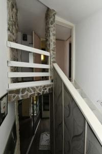 eine Treppe in einem Haus mit Treppenaufgang in der Unterkunft Vila NANA in Sinj