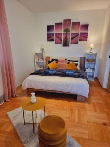- une chambre avec un grand lit et une table dans l'établissement Skitnica House sobe, à Koprivnica