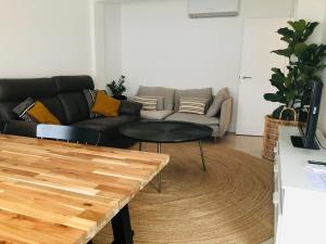 ein Wohnzimmer mit einem Sofa und einem Tisch in der Unterkunft RIDE Surf Resort & Spa in Peniche