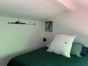 CABANON في كاركيران: غرفة نوم مع سرير مع لحاف أخضر