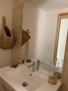 CABANON في كاركيران: منضدة الحمام مع الحوض والمرآة