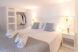 A bed or beds in a room at Waterside Escape