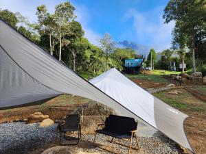 蘭瑙的住宿－The Mountain Camp at Mesilau, Kundasang by PrimaStay，两把椅子坐在帐篷前