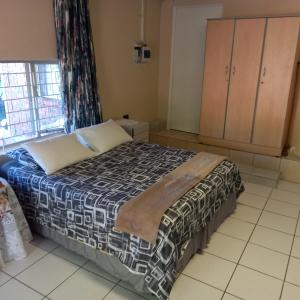 a bedroom with a bed and a window at Rilli's Inn Studio in Mtunzini