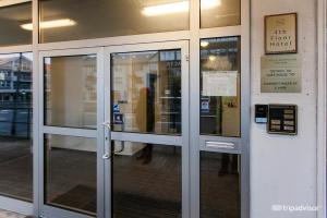 una entrada a un edificio con una puerta giratoria en 101 Guesthouse Hotel en Reikiavik