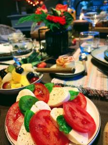 einen Teller mit Tomaten und Gemüse auf dem Tisch in der Unterkunft B&B 't klein GELUK in Ham