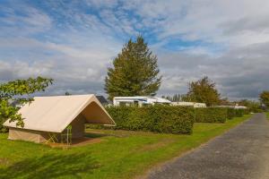 une tente assise sur le côté d'une route dans l'établissement Camping de la minière, à Forges-les-Eaux