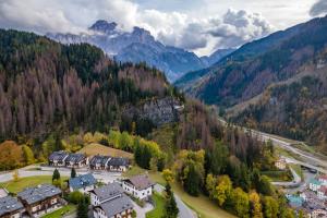 eine Luftaufnahme eines Dorfes in den Bergen in der Unterkunft Ciesa Migon in Alleghe
