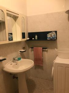 Un baño de casa Alessia 25 fotos más