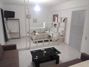 een woonkamer met een bank en een salontafel bij Alexia's Houses in Kalamaki