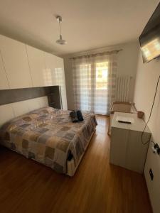 ein Schlafzimmer mit einem Bett und einem Schreibtisch. in der Unterkunft Lussuoso Bilocale con parcheggio gratuito in Rovello Porro
