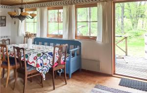 een eetkamer met een tafel en een aantal ramen bij Stunning Home In Ludvika With Lake View in Ludvika