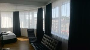 1 dormitorio con sofá, cama y ventanas en 101 Guesthouse Hotel, en Reikiavik