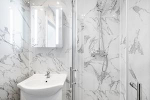 Ένα μπάνιο στο Victorian Functional Accommodation 5Min Walk From Tufnell Park