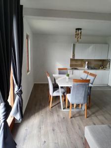 eine Küche und ein Esszimmer mit einem Tisch und Stühlen in der Unterkunft Villa Apartments STEFAN - Ramne Ohrid in Ohrid