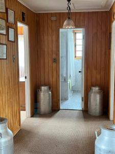łazienka z drzwiami prowadzącymi do prysznica w pokoju w obiekcie Hospedaje BoppHouse w mieście Coihaique