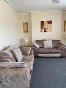 uma sala de estar com dois sofás e um sofá em RUDGRAVE SQUARE WALLASEY em Wallasey
