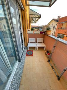 einen kleinen Balkon mit einem Tisch und einem Fenster in der Unterkunft Lussuoso Bilocale con parcheggio gratuito in Rovello Porro
