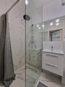 un bagno con doccia e lavandino di 89 - Apartamenty Siedlce - Nowy apartament przy ul. Rakowieckiej a Siedlce Altre 20 foto