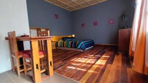Schlafzimmer mit einem Bett und Holzboden in der Unterkunft Reloj de Flores Lofts y Apartamentos in Viña del Mar