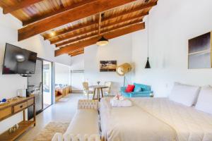 1 dormitorio con 1 cama grande y 1 mesa en Pousada Lago dos Sonhos en Piracaia