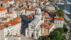 Nespecifikovaný výhled na destinaci Šibenik nebo výhled na město při pohledu z apartmánu