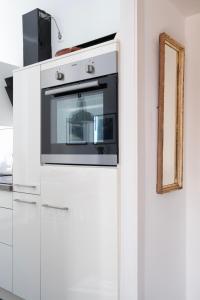 einen weißen Kühlschrank mit einer Mikrowelle in der Küche in der Unterkunft FeelsLikeHome - Schöne&zentral angebundene Altbauwohnung mit Parkplatz in Bochum