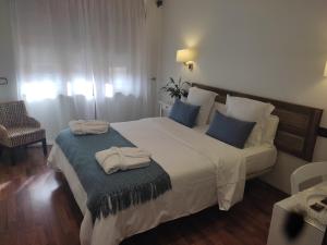 A bed or beds in a room at Hostal Carlos V
