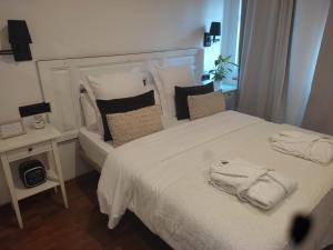 A bed or beds in a room at Hostal Carlos V
