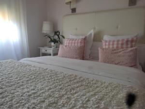 A bed or beds in a room at Hostal Carlos V