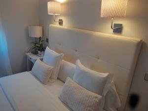 A bed or beds in a room at Hostal Carlos V