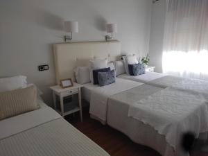 A bed or beds in a room at Hostal Carlos V