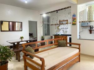 a living room with a bench and a table at Casa Próximo ao Centro in Paraty +13 photos