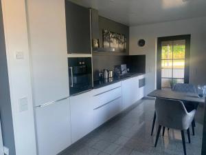 Η κουζίνα ή μικρή κουζίνα στο Holiday Home in Gönnersdorf near Badesee