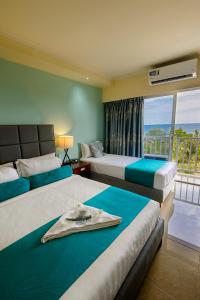 Llit o llits en una habitació de Gazelle International Hotel