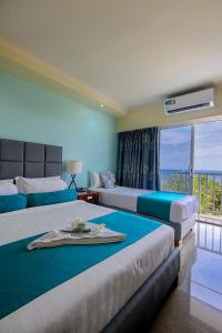 מיטה או מיטות בחדר ב-Gazelle International Hotel