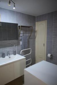 ein Badezimmer mit einem weißen Waschbecken und einem Spiegel in der Unterkunft Casa Paz in Playas de Vera + 15 Fotos