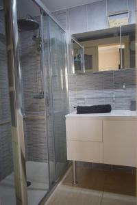 ein Badezimmer mit einer Glasdusche und einem weißen Waschbecken in der Unterkunft Casa Paz in Playas de Vera