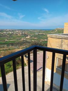 Żebbuġ的住宿－Ta Wigi Farmhouse，房屋的阳台享有乡村美景。