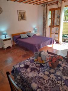 1 dormitorio con 1 cama y 1 mesa con plato de comida en Complejo Sol de Valizas, en Barra de Valizas