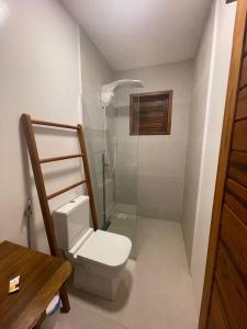 a small bathroom with a toilet and a shower at Novo Apê Fabiano in Jericoacoara