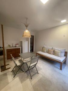 een woonkamer met een tafel en stoelen en een bank bij Novo Apê Fabiano in Jericoacoara