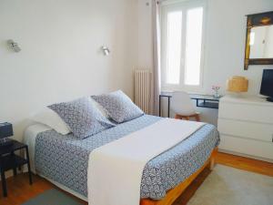 Ένα ή περισσότερα κρεβάτια σε δωμάτιο στο La Maison de Thuy - Gîte en Auvergne