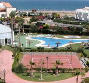eine Luftaufnahme eines Swimmingpools in einem Resort in der Unterkunft Casa Paz in Playas de Vera