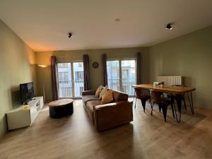 sala de estar con sofá y mesa en Antwerp City Appartment en Amberes