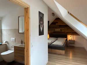 ein Bad mit einem Bett und einem Waschbecken in einem Zimmer in der Unterkunft Chalet Ferienhaus Dresden in Dresden