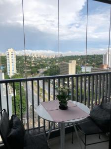 a balcony with a table and chairs and a view of the city at Espaço inteiro Brooklin loft in São Paulo